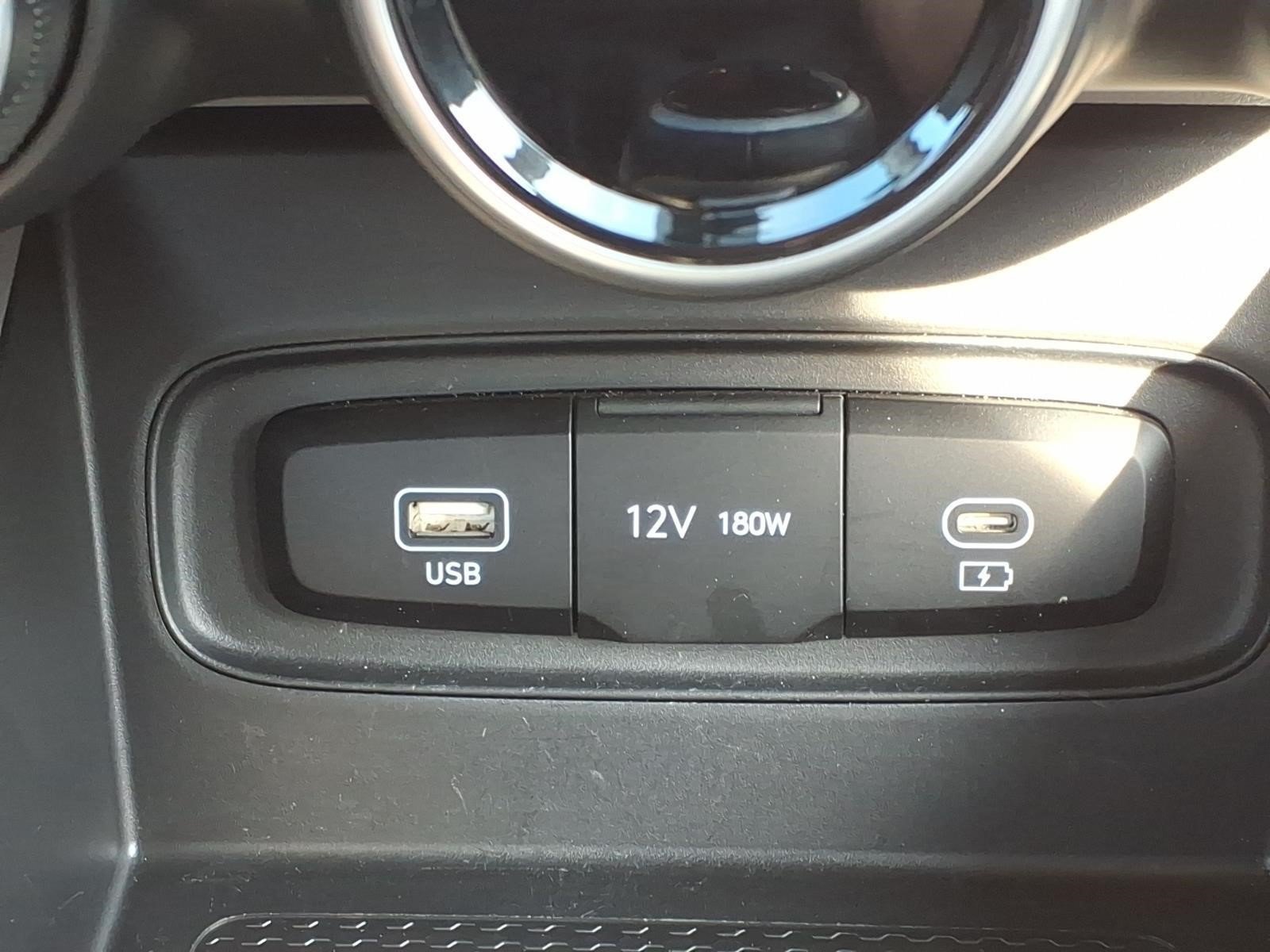 2025 Hyundai Venue SEL - Photo 15