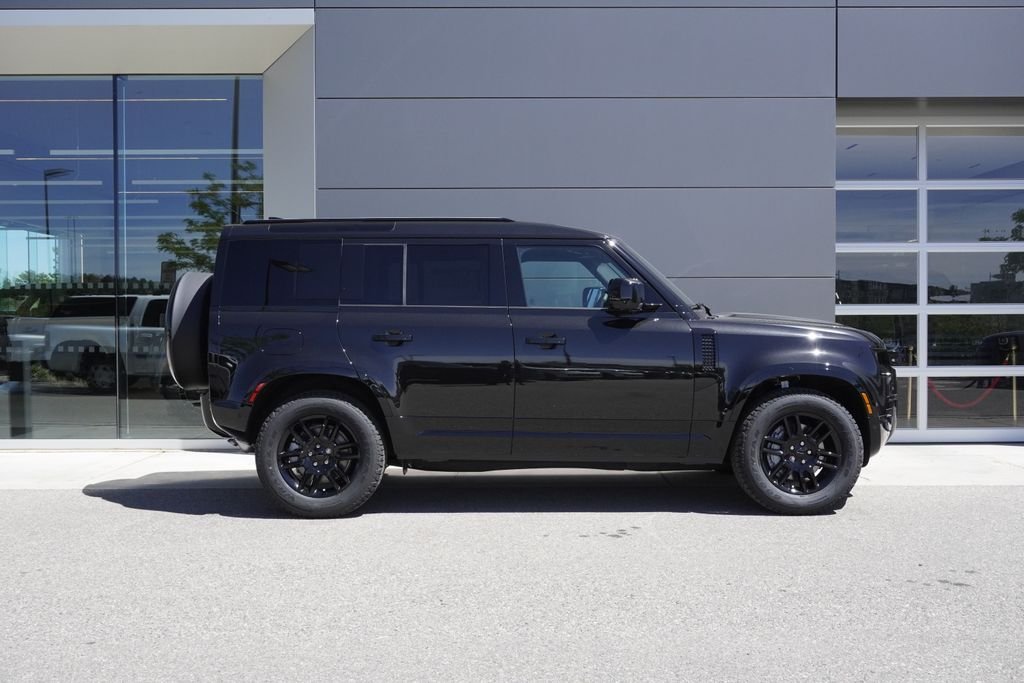 New 2026 Santorini Black Land Rover X-Dynamic SE image 7
