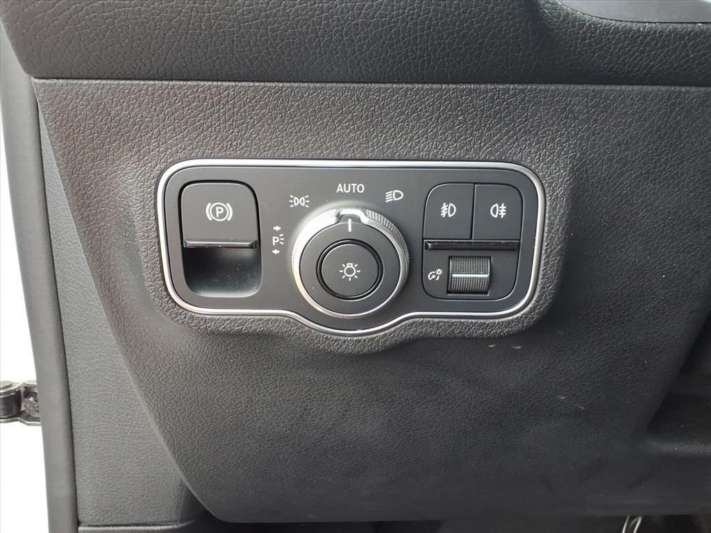 Used 2022 White Mercedes-Benz GLB 250 image 21