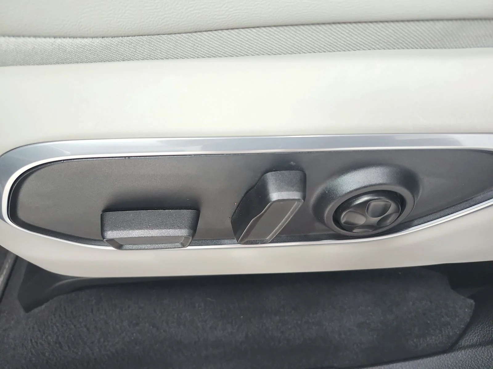 Used 2025 Bright White Clearcoat Jeep Base image 20