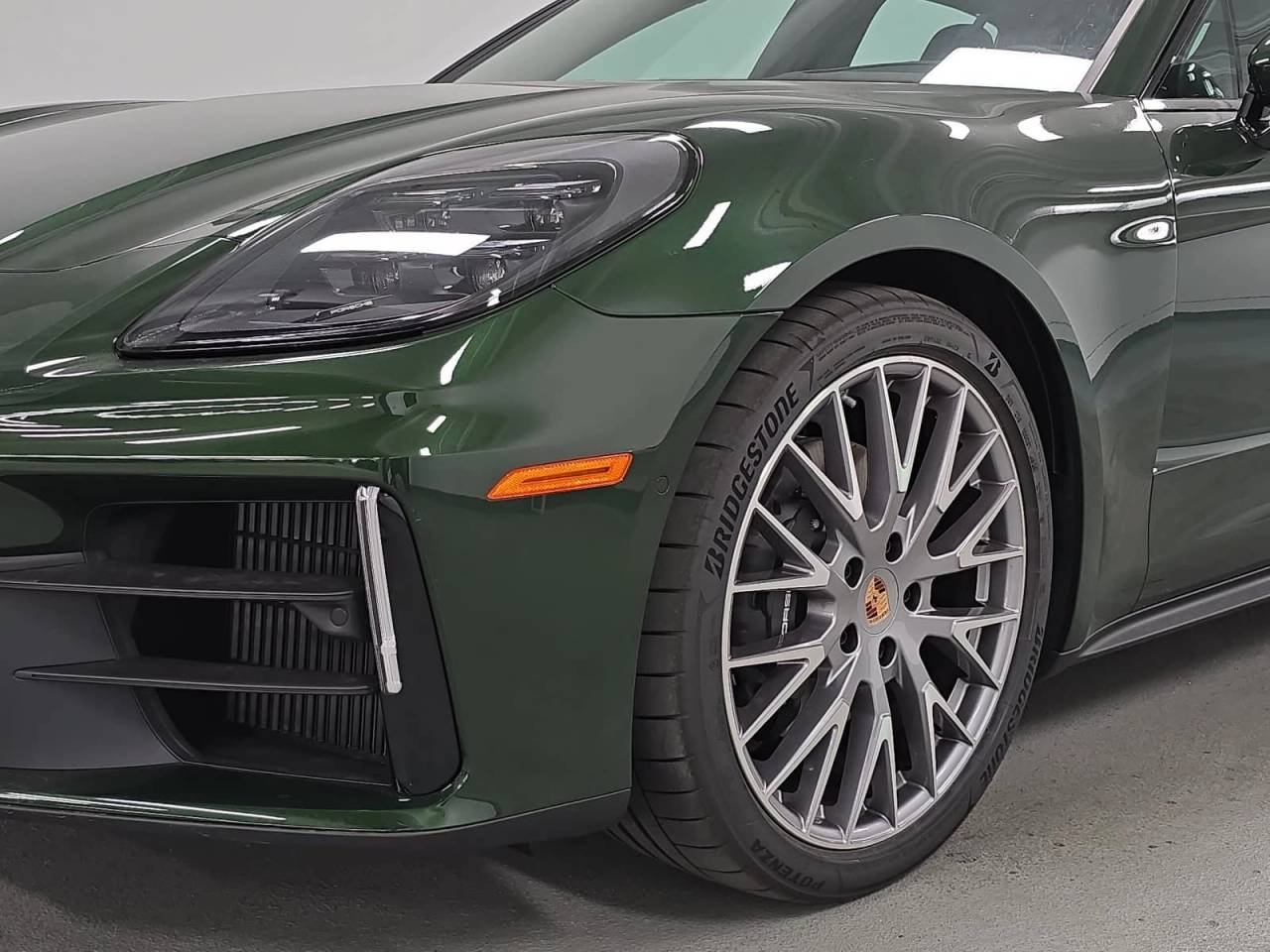 New 2026 Oak Green Metallic Neo Porsche  image 11
