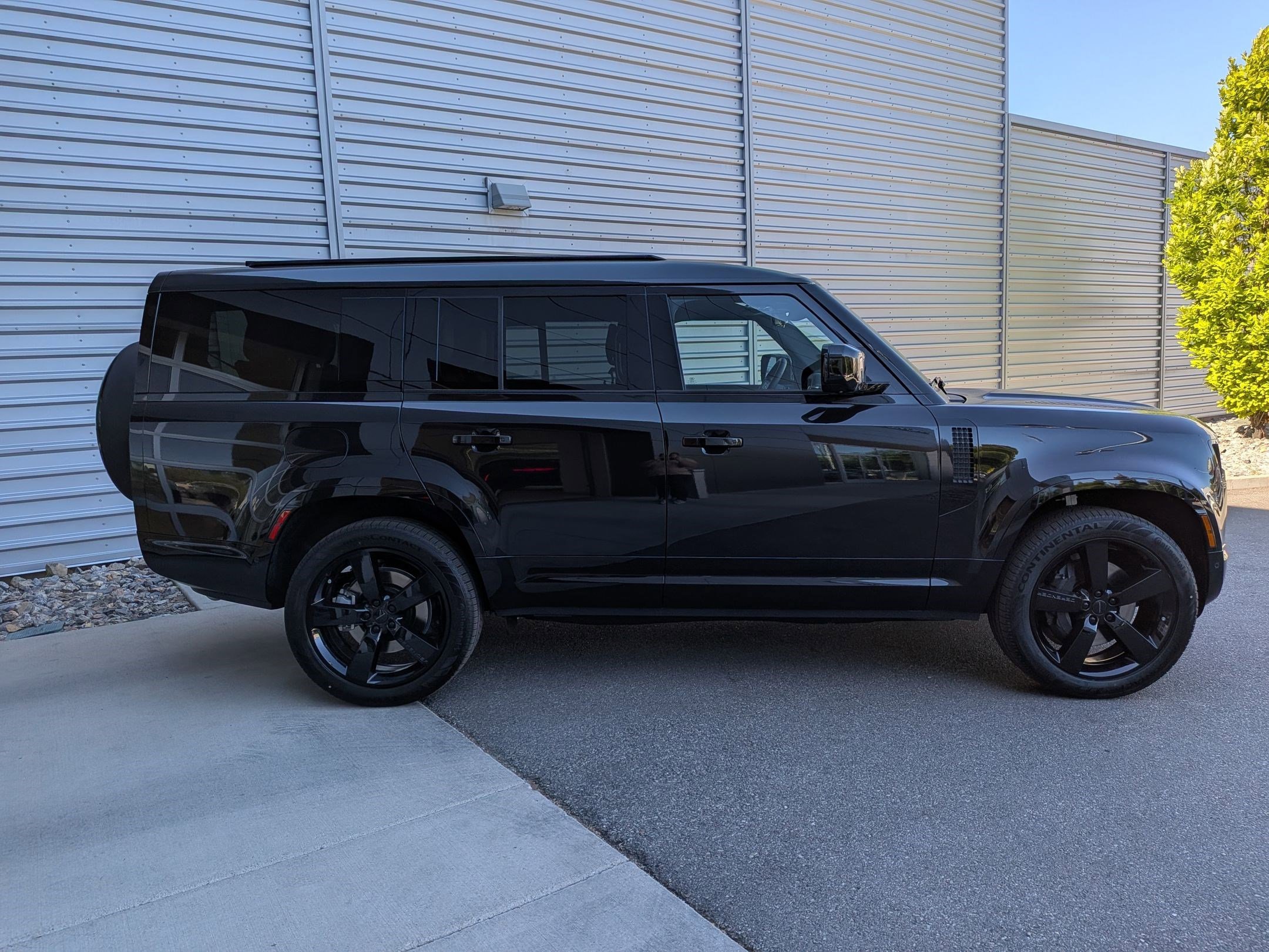 New 2026 Santorini Black Land Rover P400 X-Dynamic SE image 4