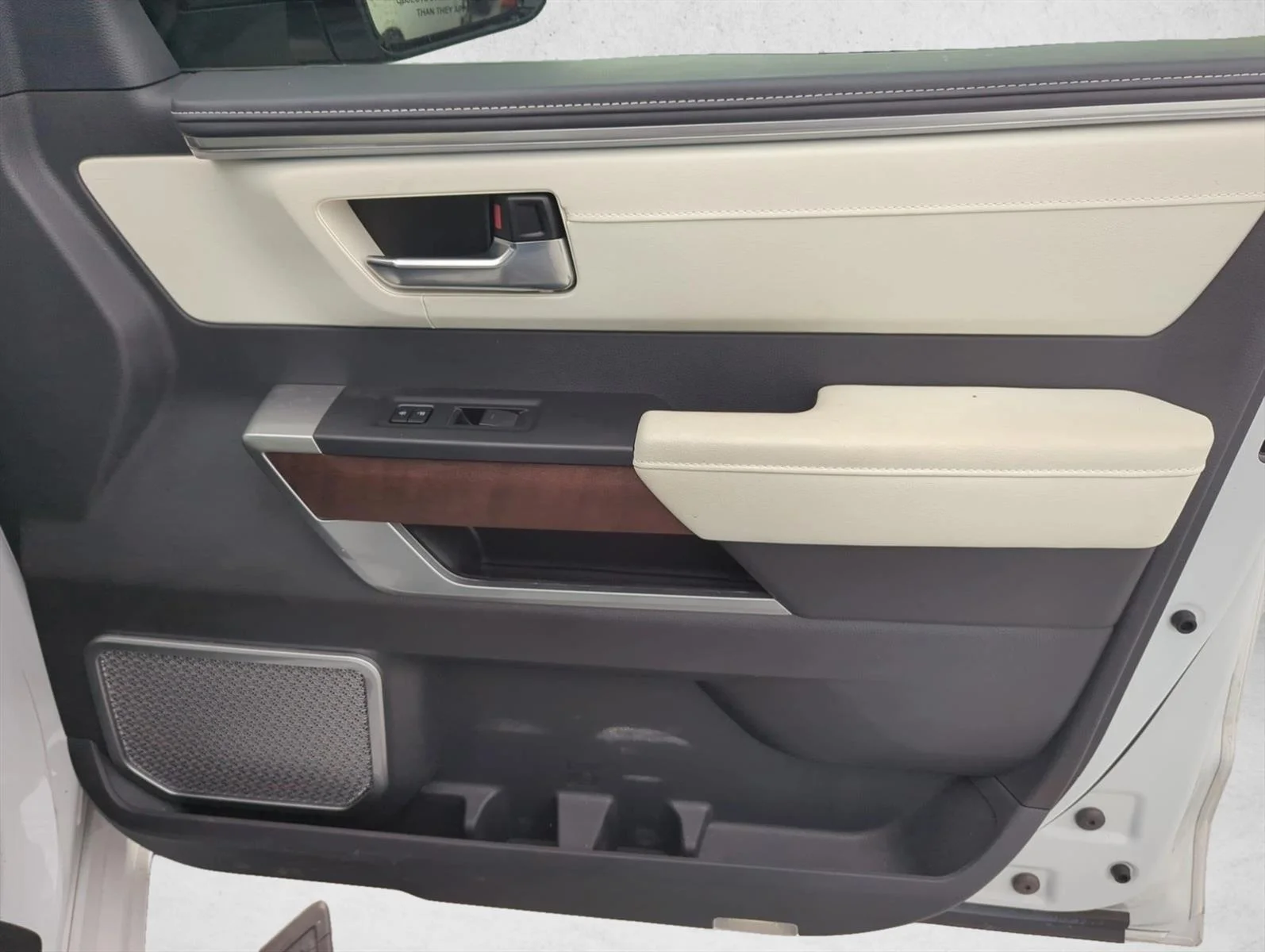 Used 2024 Wind Chill Pearl Toyota Capstone Hybrid image 27
