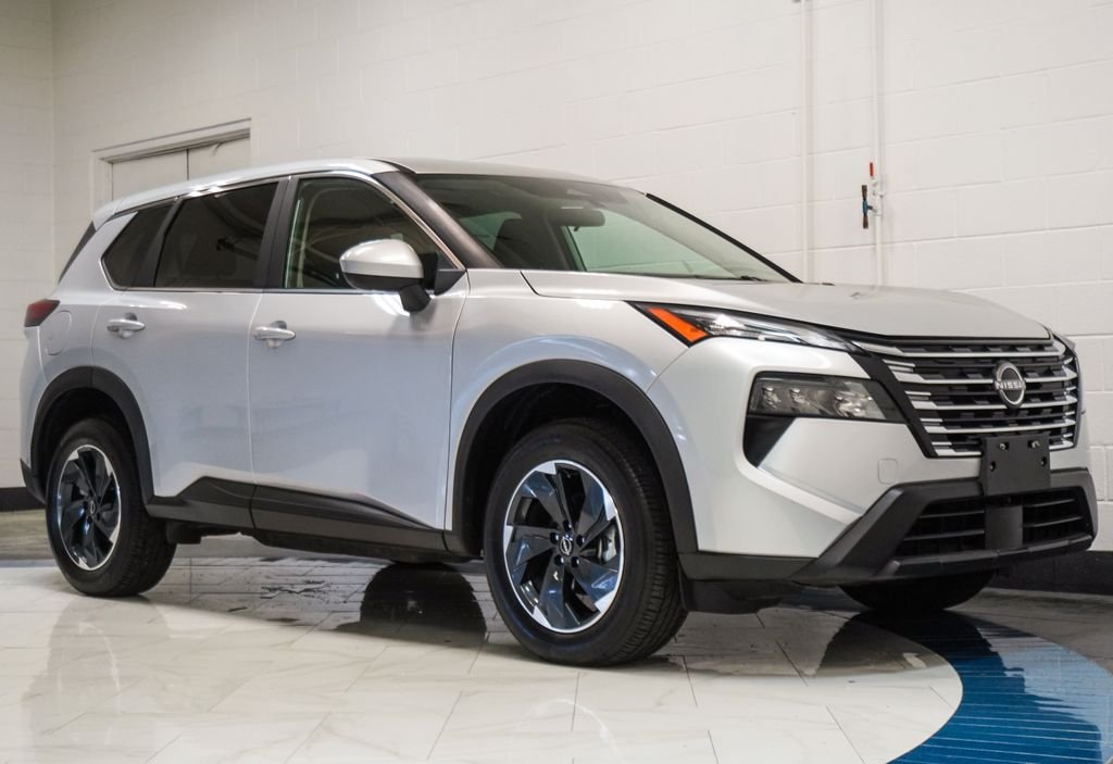 Used 2025 Silver Nissan SV image 5