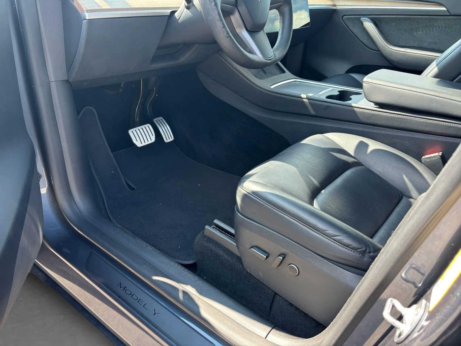 Used 2023  Tesla Performance image 34