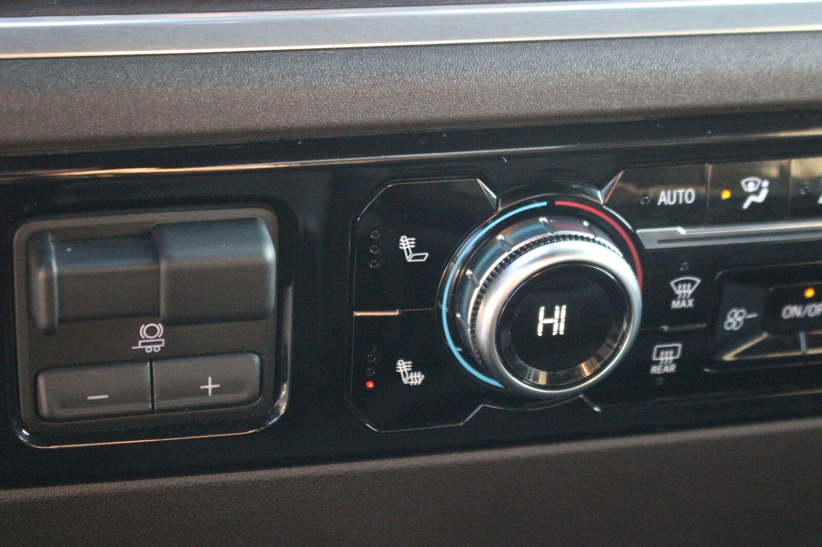 Used 2025 Onyx Black GMC SLT image 26