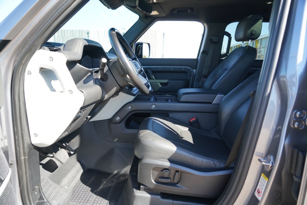Used 2023  Land Rover S image 11