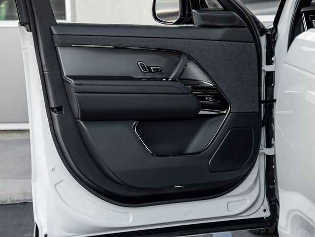 Used 2024 Fuji White Land Rover Dynamic SE image 12