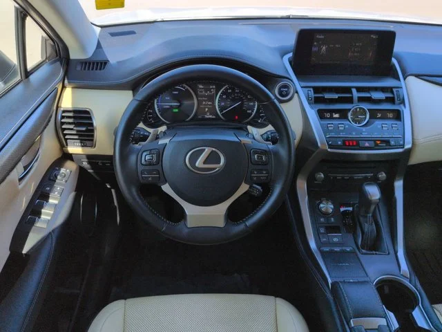 Used 2018 White Lexus 300h image 17