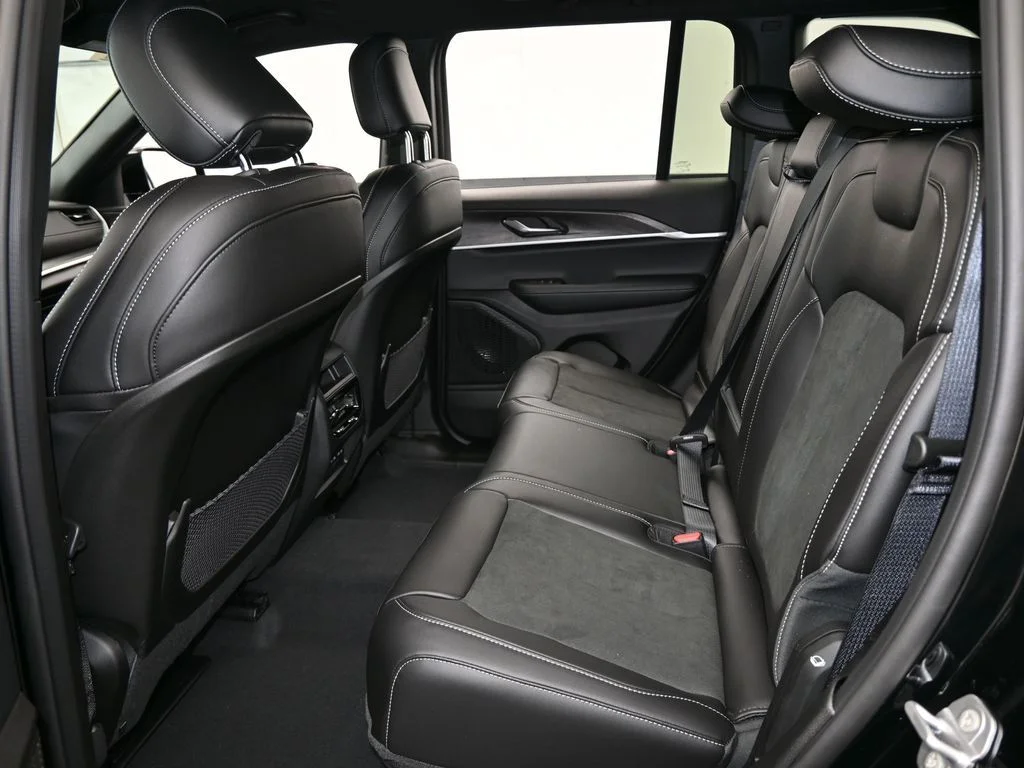 New 2026 Diamond Black Crystal Pearl-Coat Exterior Paint Jeep Altitude image 27