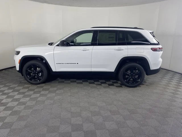 New 2026 Bright White Clear-Coat Exterior Paint Jeep Limited image 12