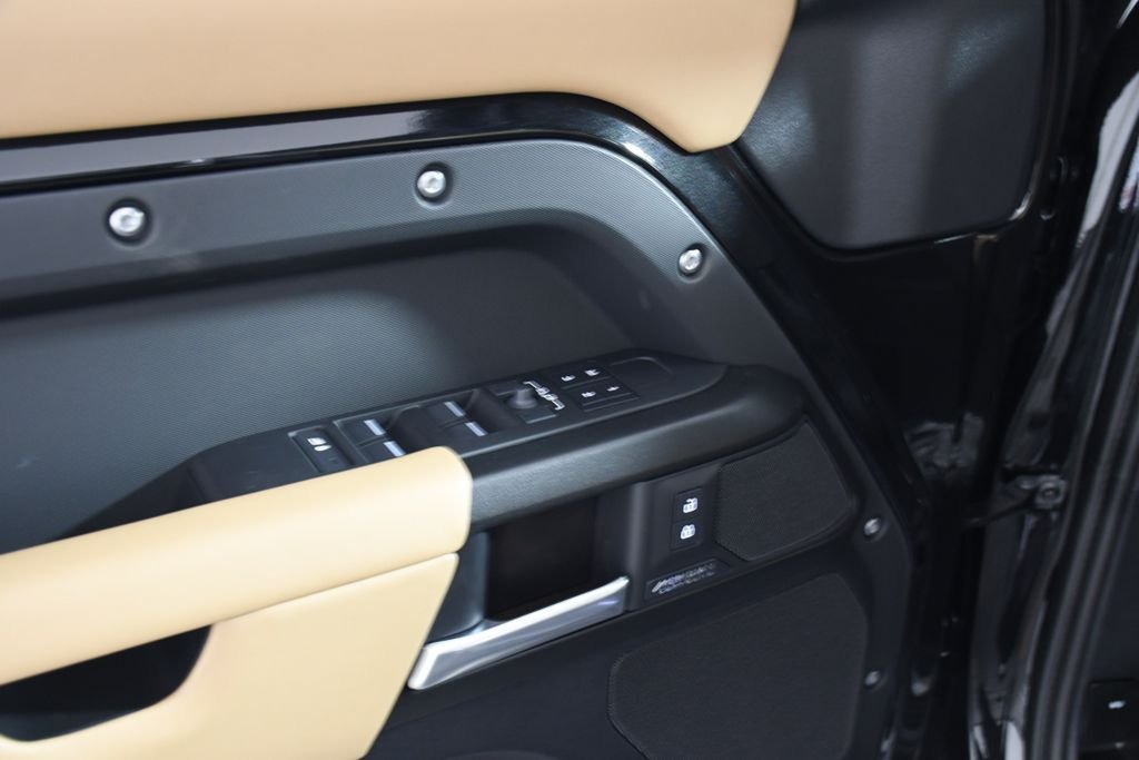 New 2026 Santorini Blk Land Rover X image 15