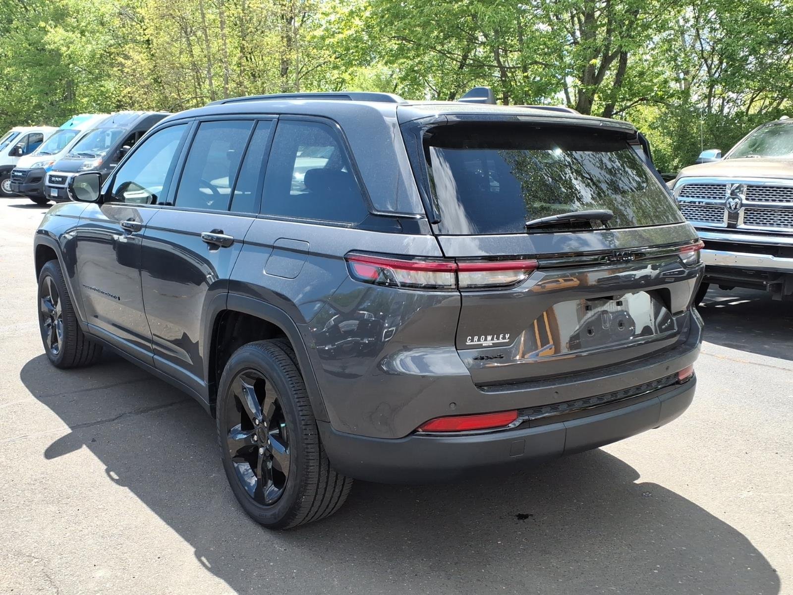 Used 2023 Gray Jeep Altitude X image 5