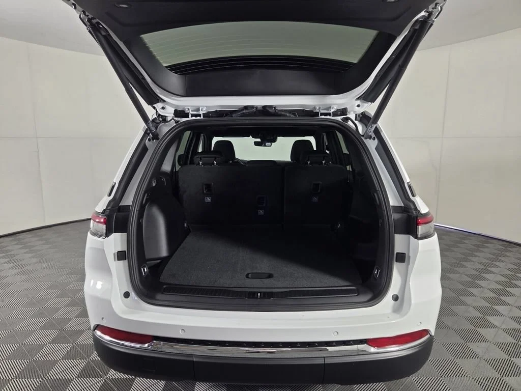 New 2026 Bright White Clear-Coat Exterior Paint Jeep Laredo X image 26