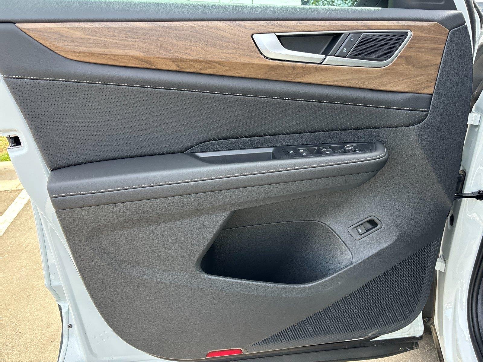 2025 Volkswagen Atlas SE w/Tech - Photo 13