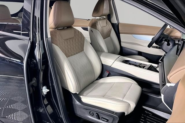 Used 2025 Black Nissan Platinum image 28