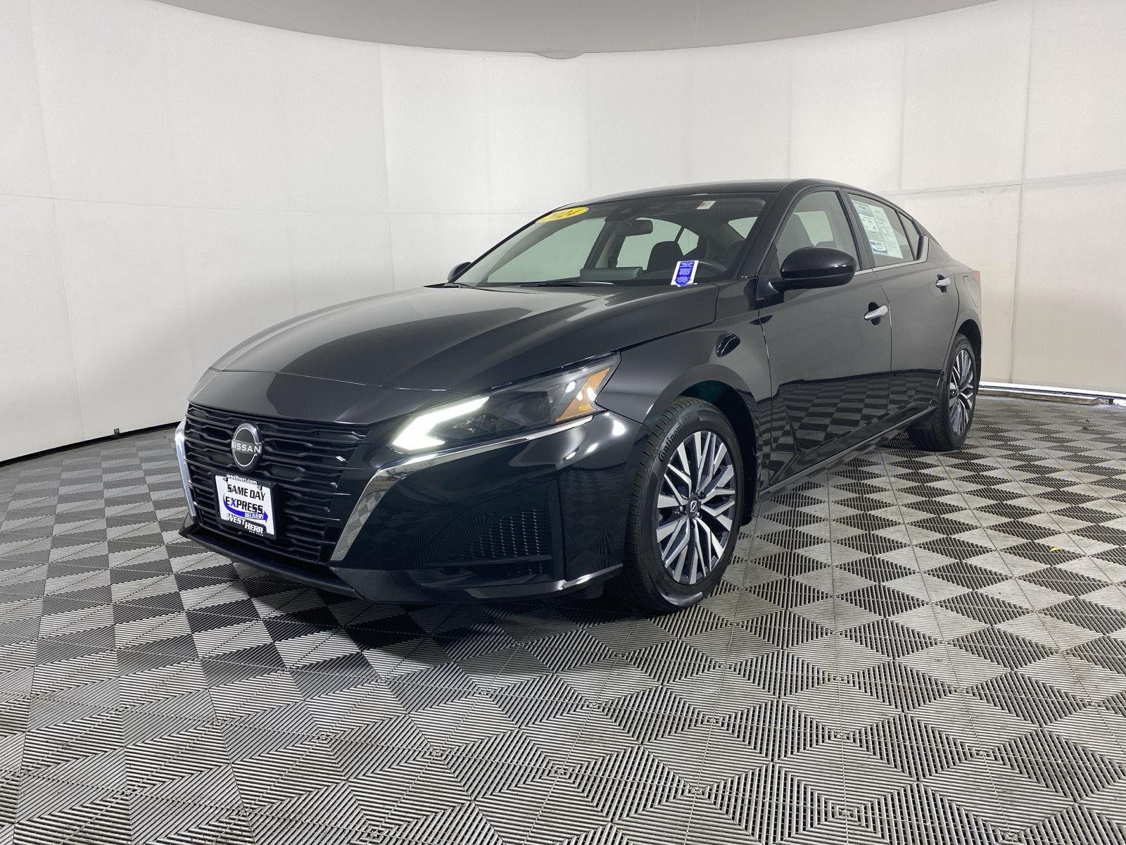 Used 2024 Super Black Nissan 2.5 SV image 3