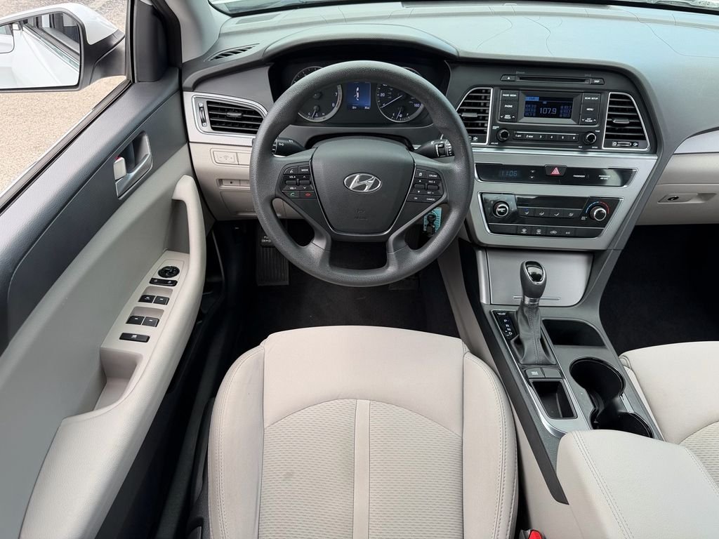Used 2015 White Hyundai SE image 13