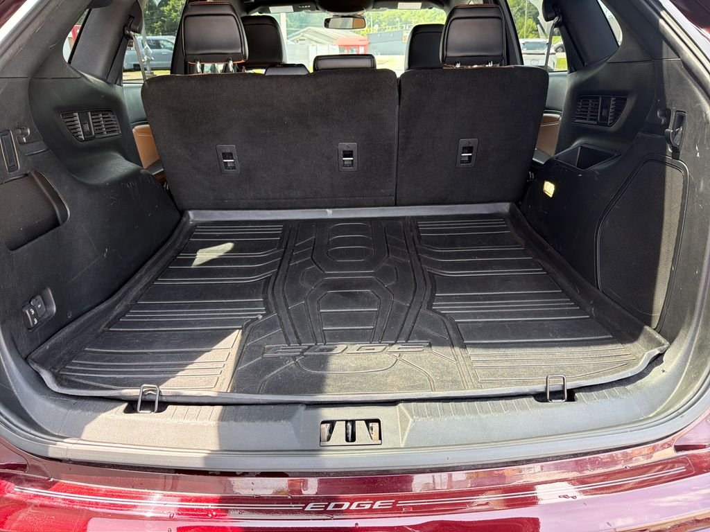 Used 2023 Red Ford Titanium image 9