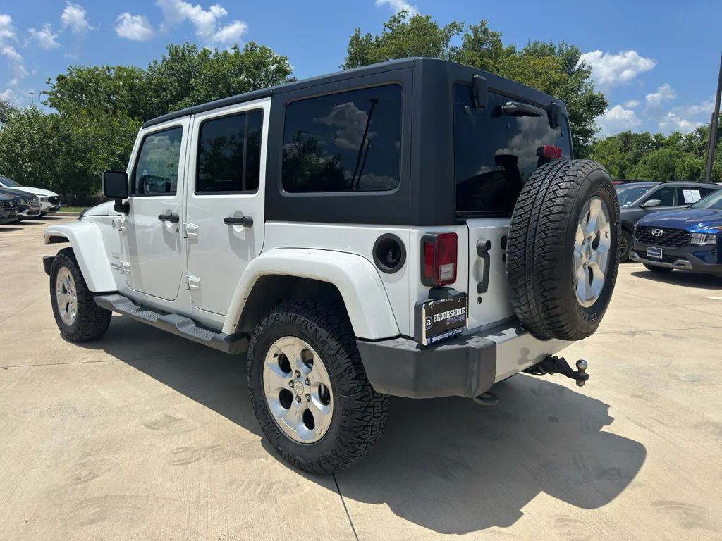 Used 2014 Bright White Clearcoat Jeep Sahara image 22