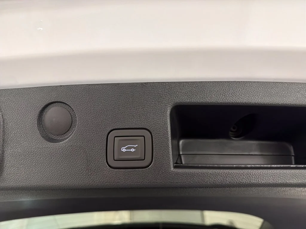 New 2027 Summit White GMC Elevation image 9