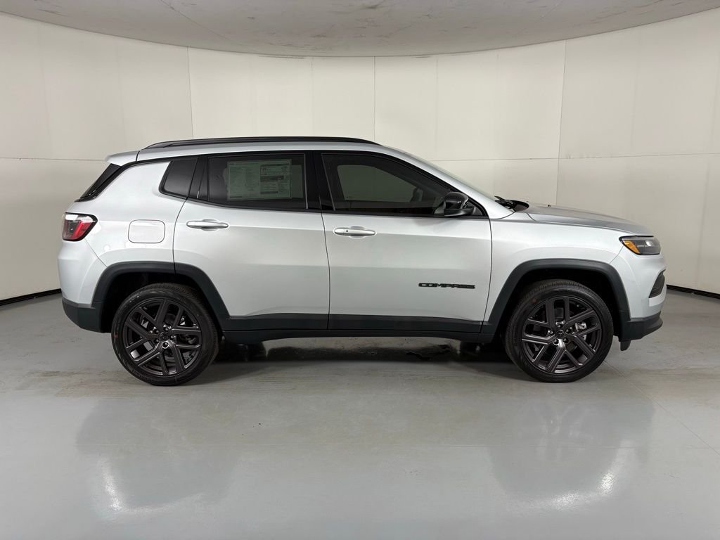 New 2026 Silver Zynith Metallic Clearcoat Jeep Latitude image 9