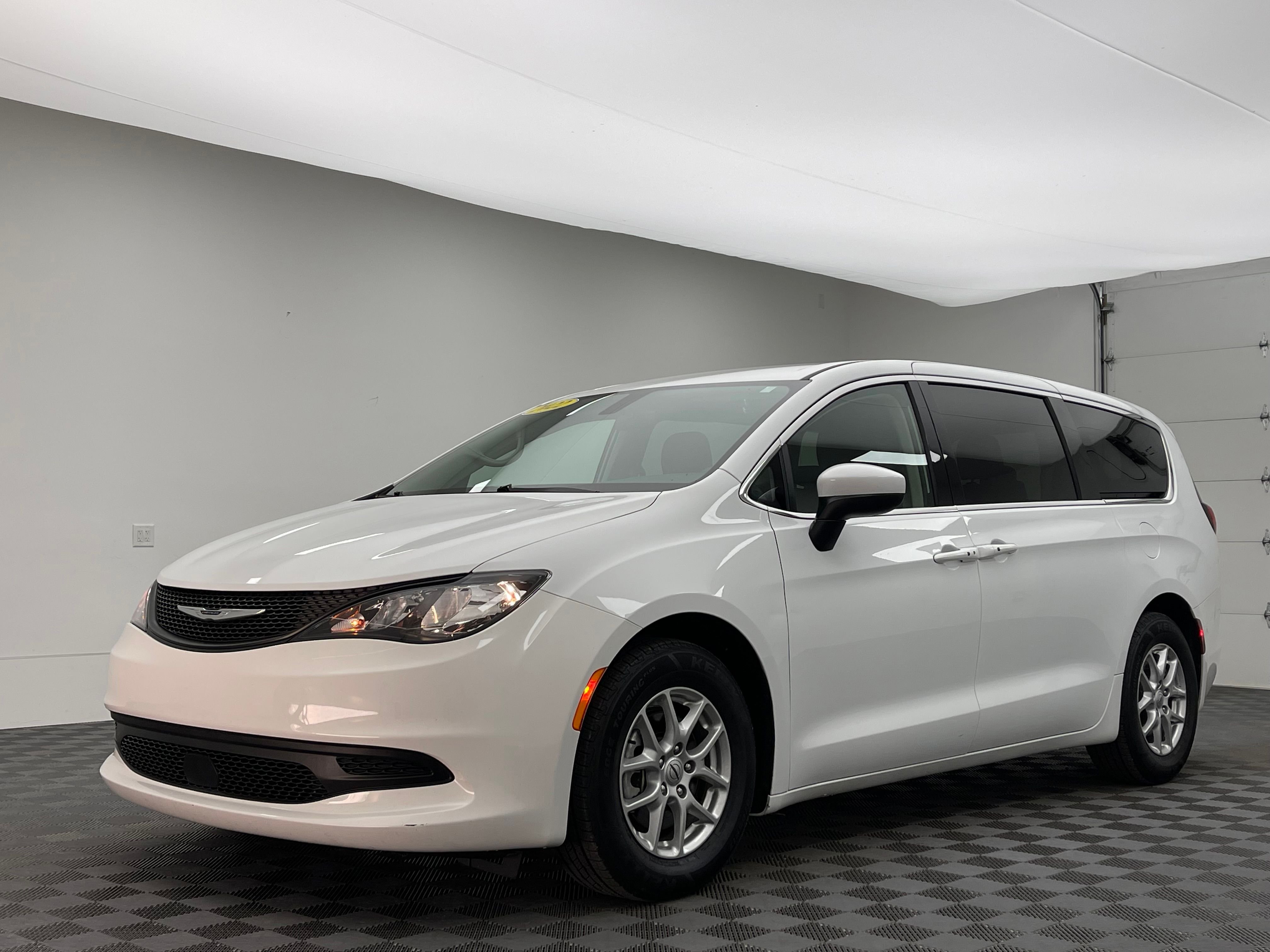 Used 2022 Bright White Clearcoat Chrysler LX image 2