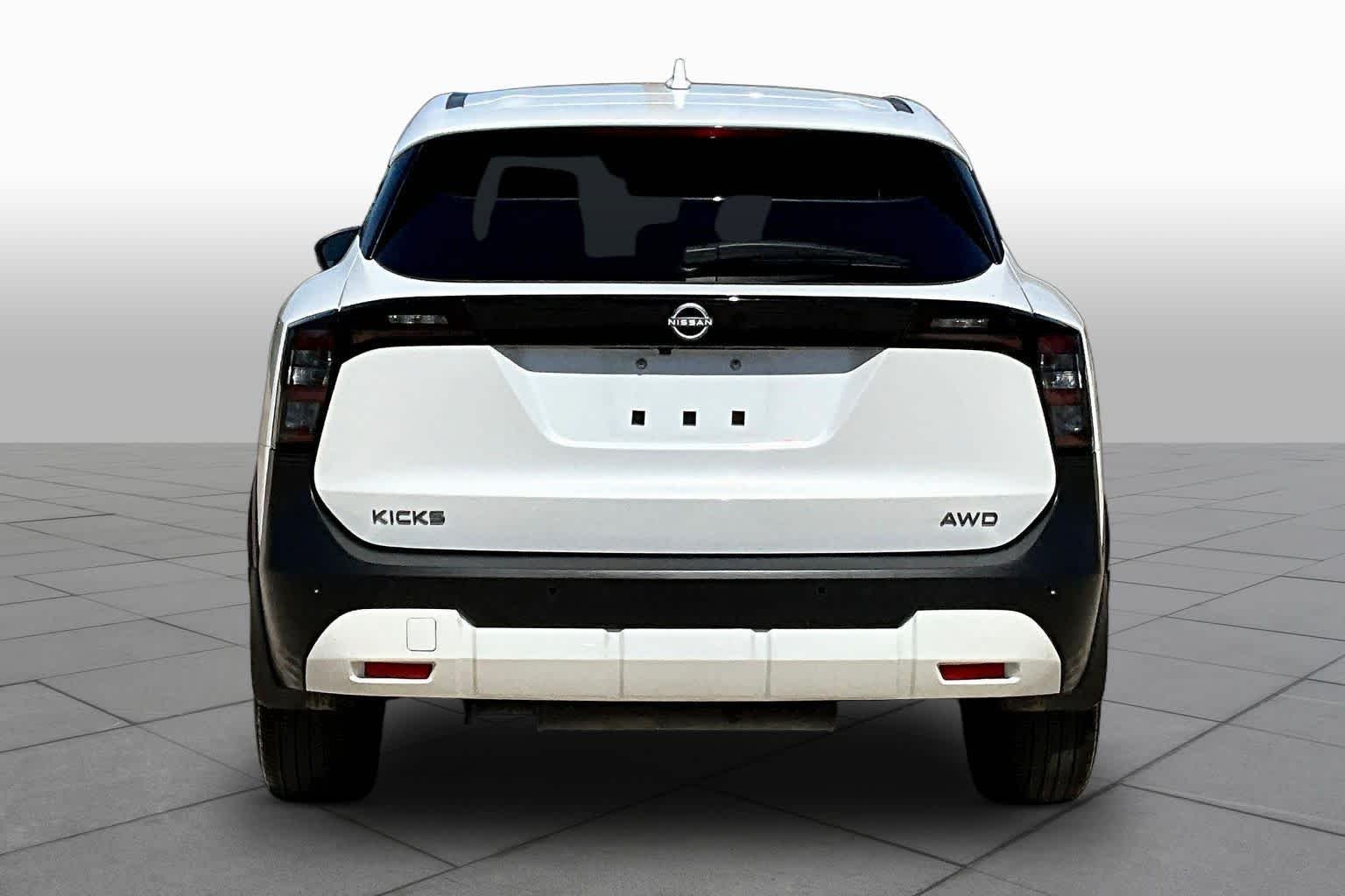 Used 2025 Aspen White Tricoat Nissan SV image 8