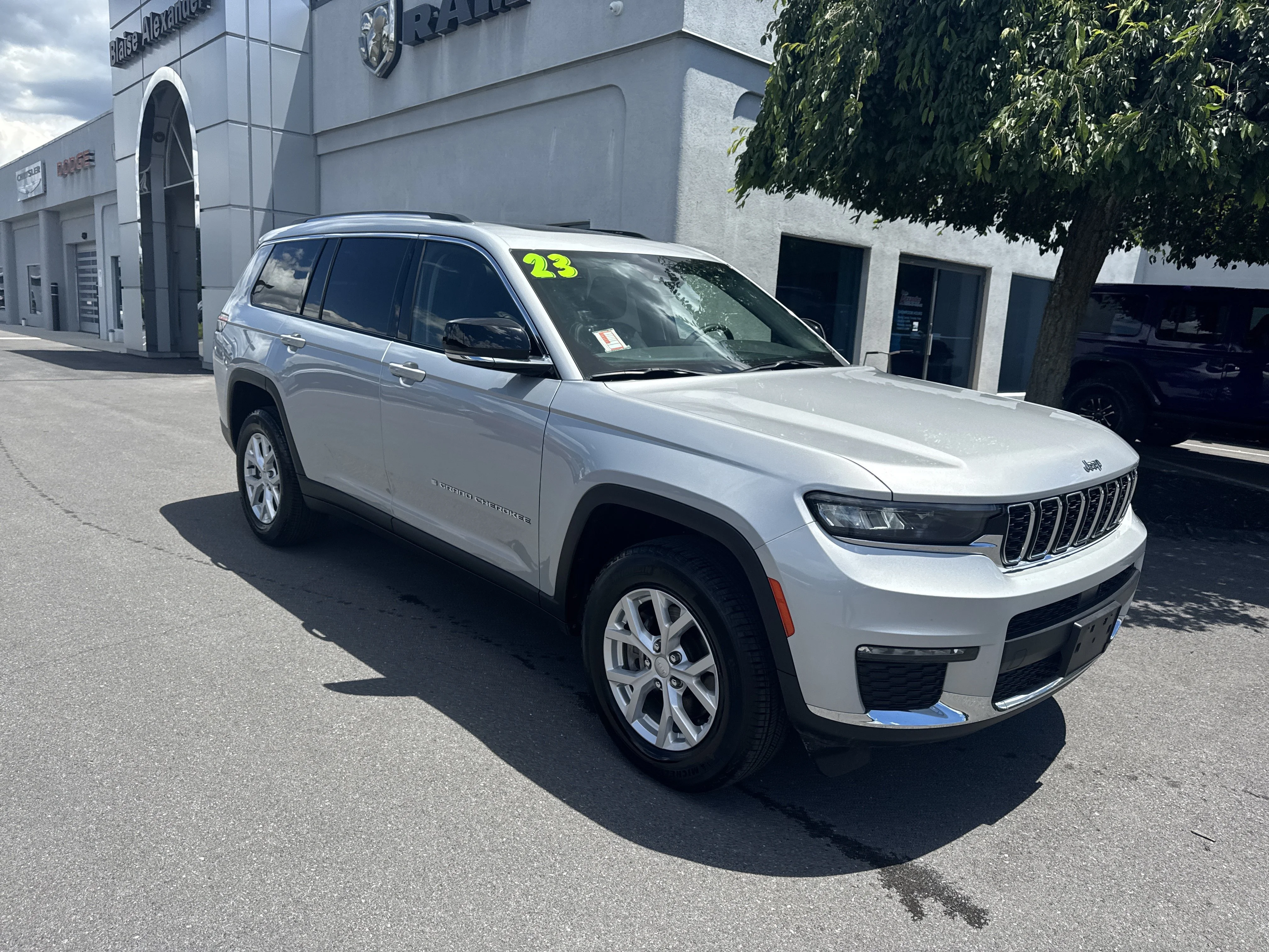 Used 2023 Silver Zynith Jeep Limited image 1
