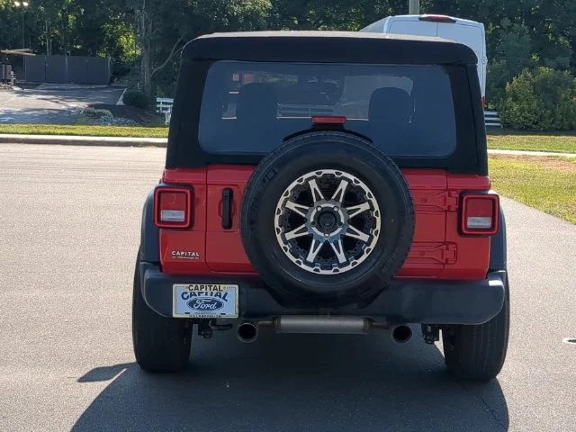 Used 2022 Red Jeep Sport S image 12