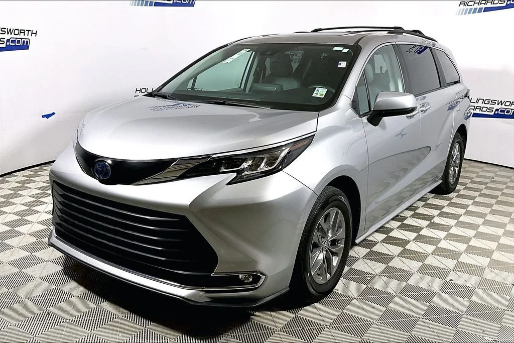 2023 Toyota Sienna XLE 8-Passenger Hybrid FWD's photo