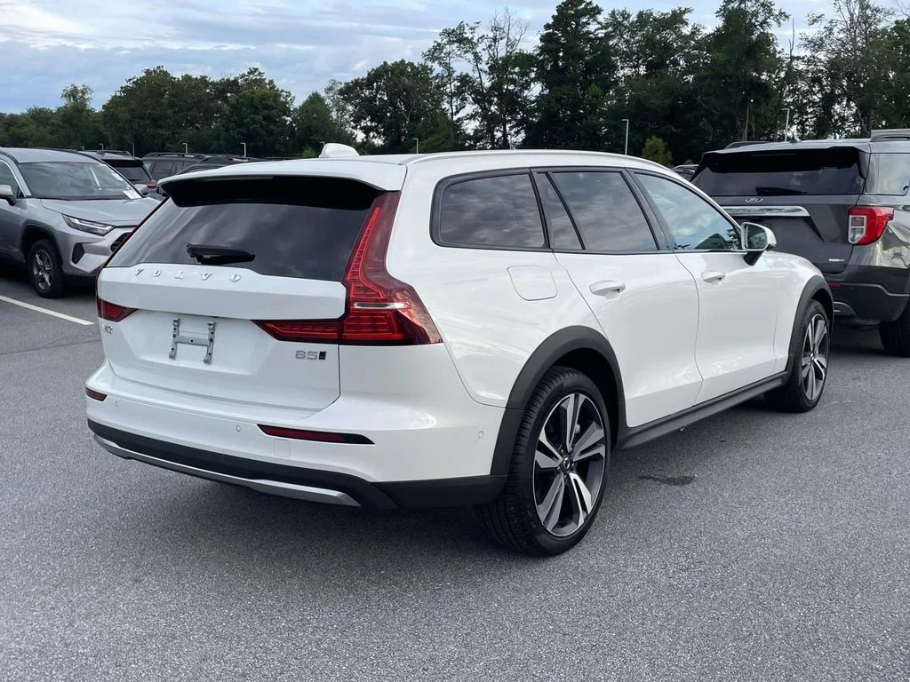 Used 2025 crystal white Volvo Plus image 4