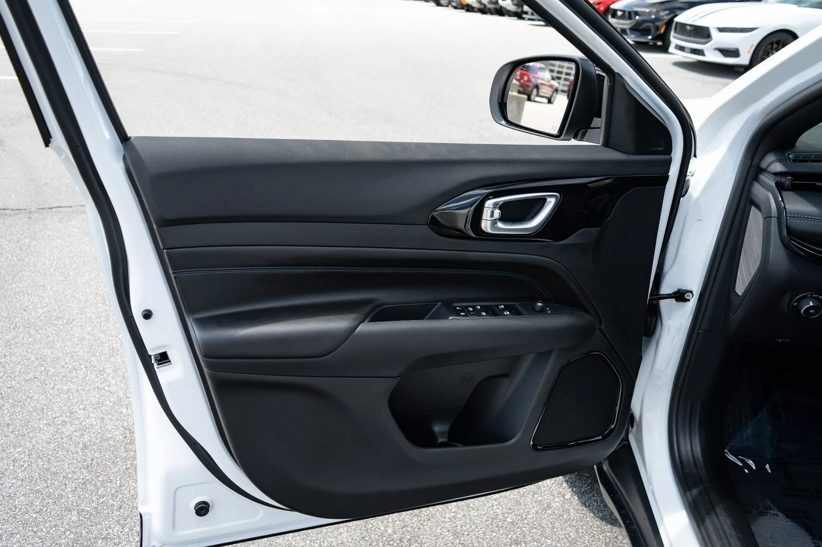 New 2026 Bright White Clearcoat Jeep Latitude image 16