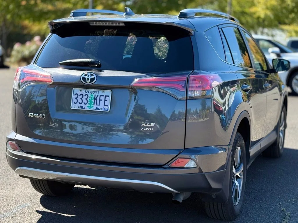 Used 2017 Gray Toyota XLE image 5