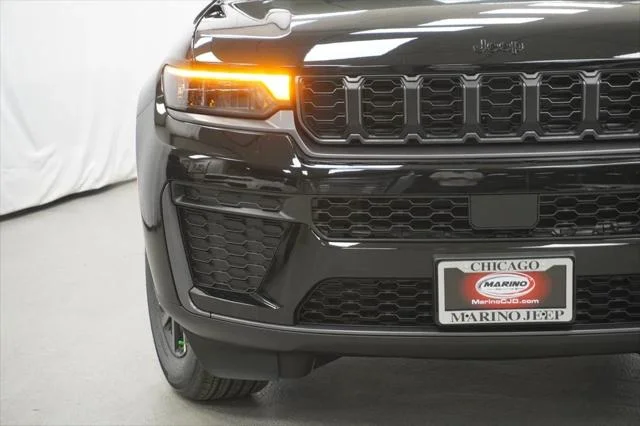 New 2026 Diamond Black Crystal Pearl-Coat Exterior Paint Jeep Laredo image 6
