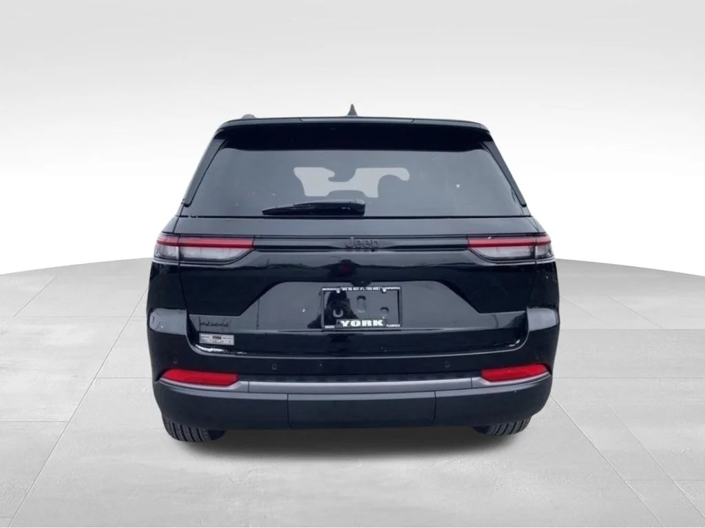 New 2026 Diamond Black Crystal Pearl-Coat Exterior Paint Jeep Altitude image 4