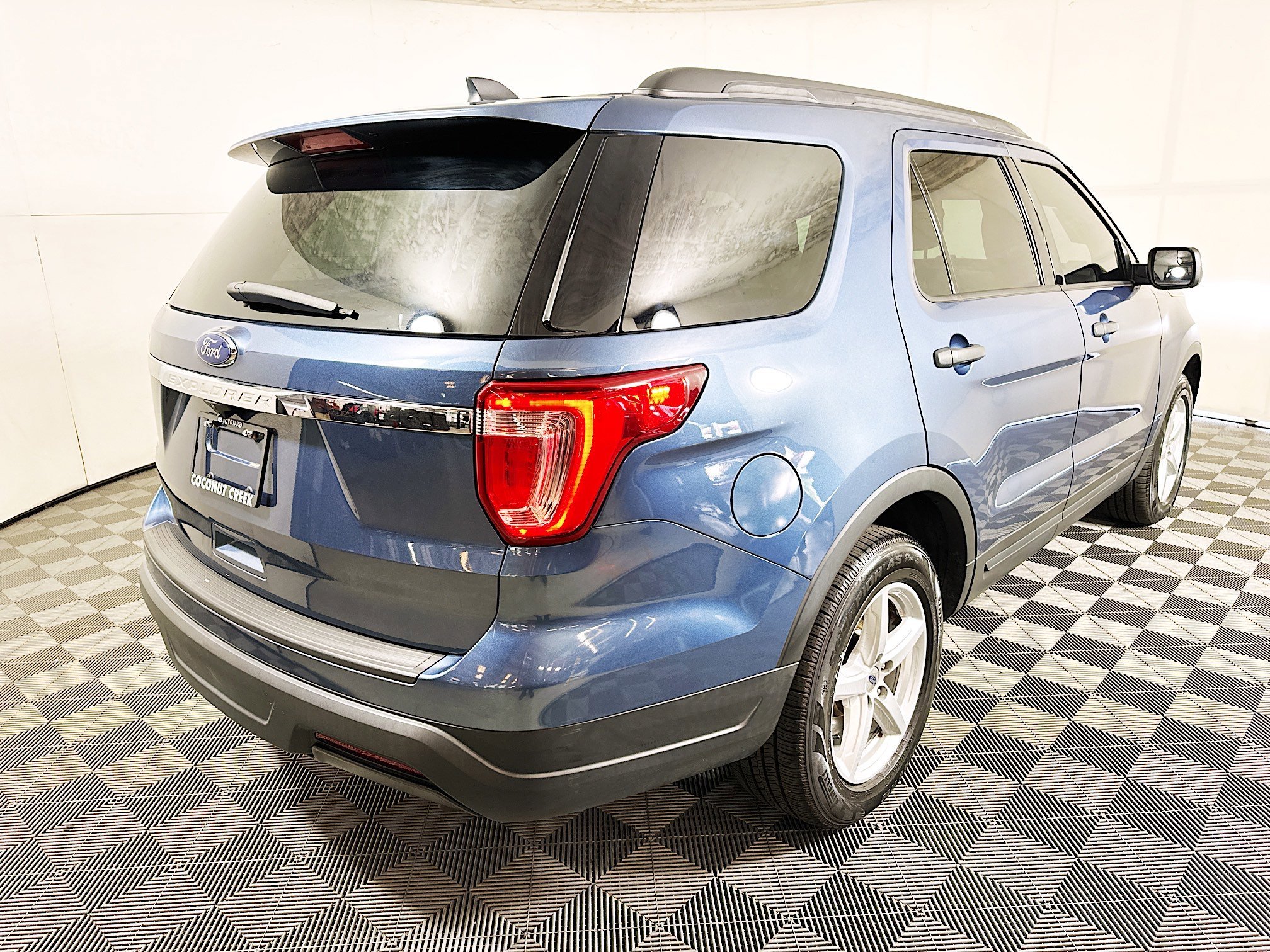 Used 2019 Blue Metallic Ford Base image 3