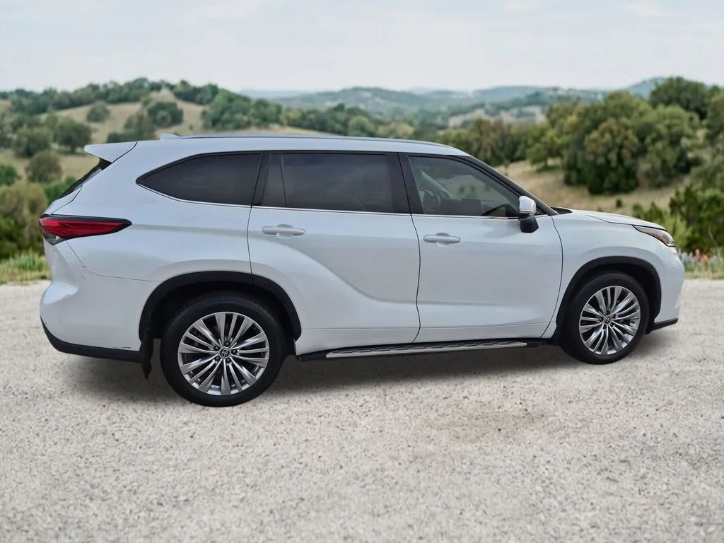 Used 2022  Toyota Platinum image 11
