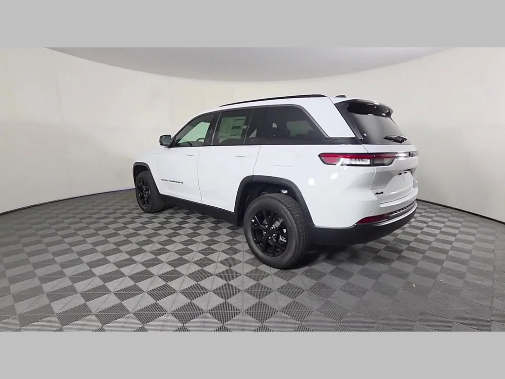 New 2026 Bright White Clear-Coat Exterior Paint Jeep Laredo Altitude image 29