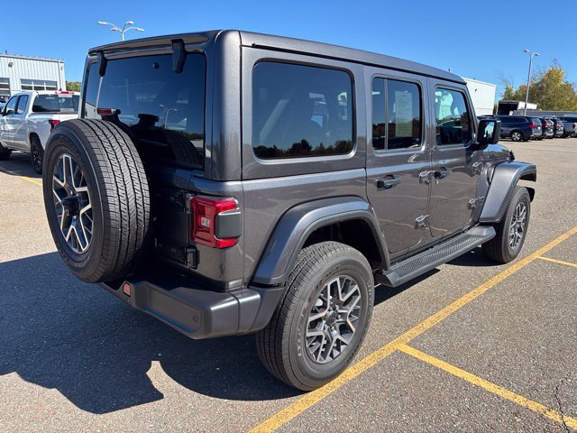 Used 2026 Granite Crystal Metallic Clearcoat Jeep Sahara image 5