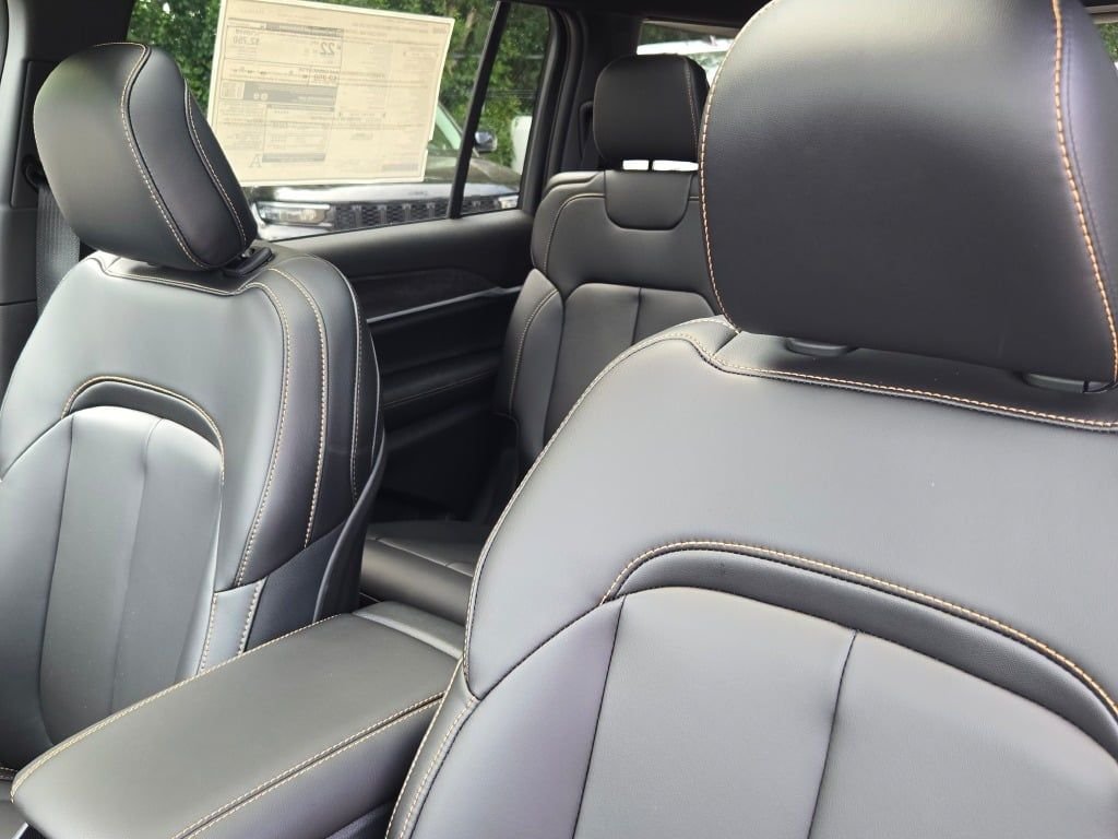 New 2026 Bright White Clear-Coat Exterior Paint Jeep  image 26