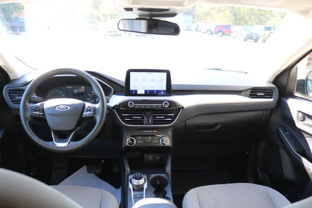 Used 2022 White Metallic Ford SE image 19