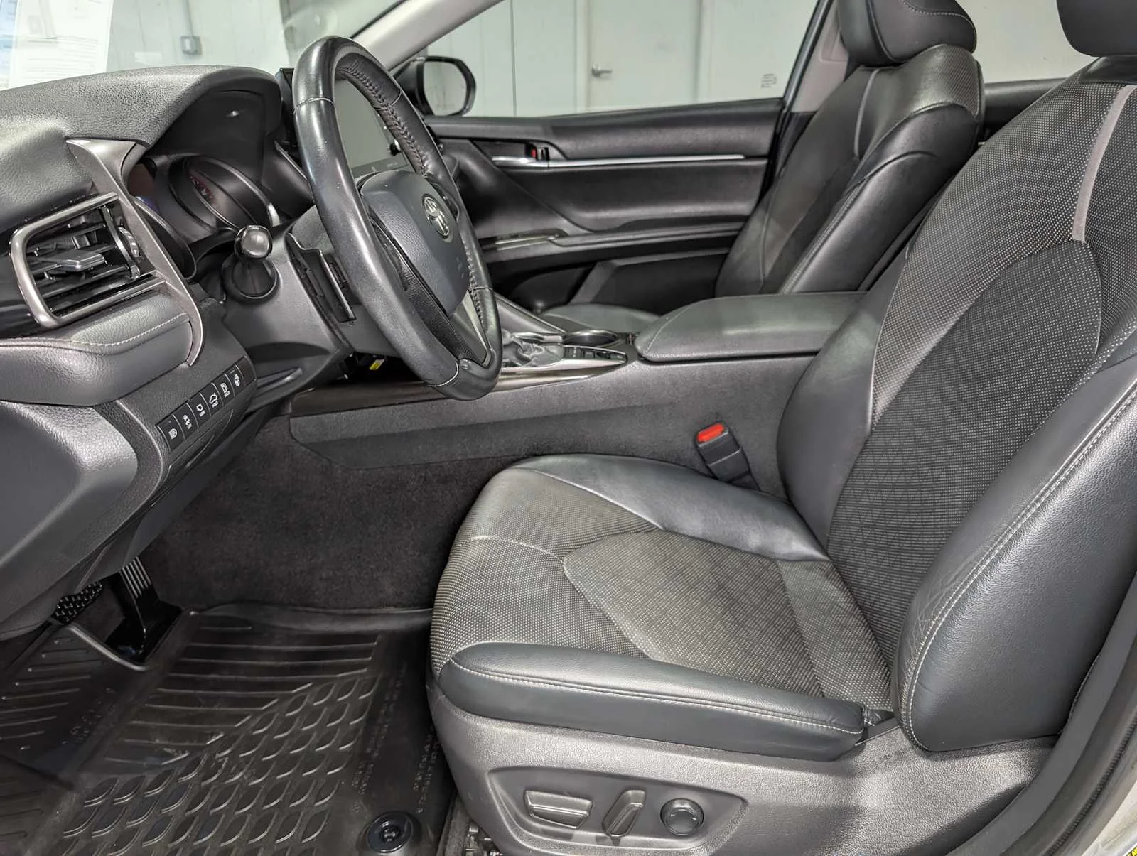 Used 2022 Midnight Black Metallic Toyota XSE image 4