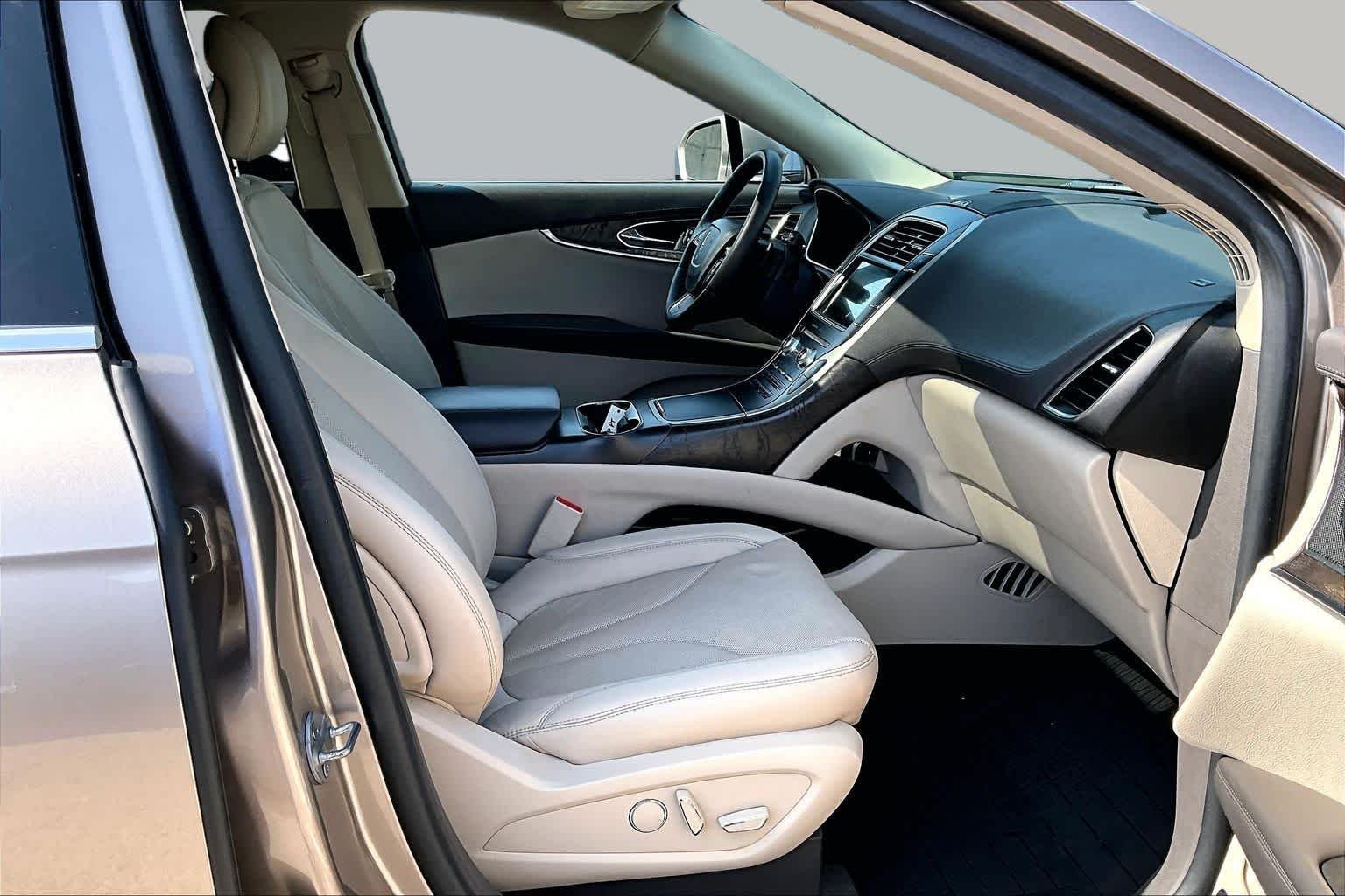Used 2019 Iced Mocha Lincoln Reserve image 9