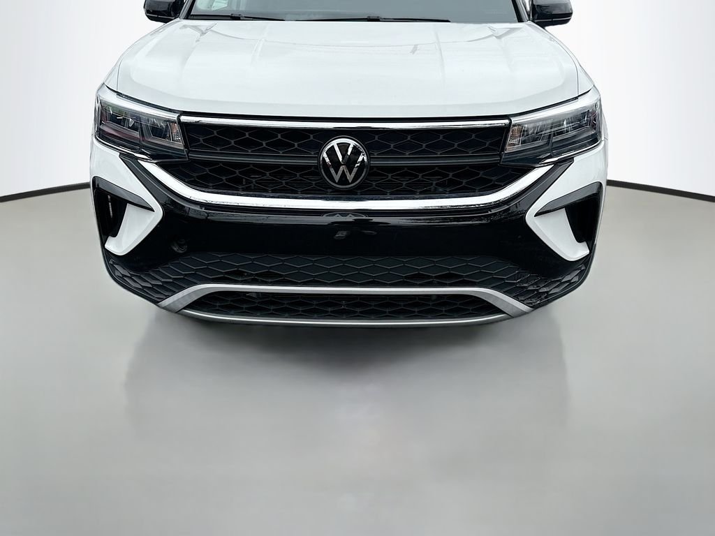 Used 2023 Pure White Volkswagen SE image 2