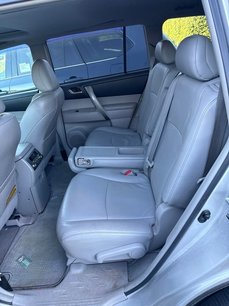 Used 2010 Silver Toyota SE image 5
