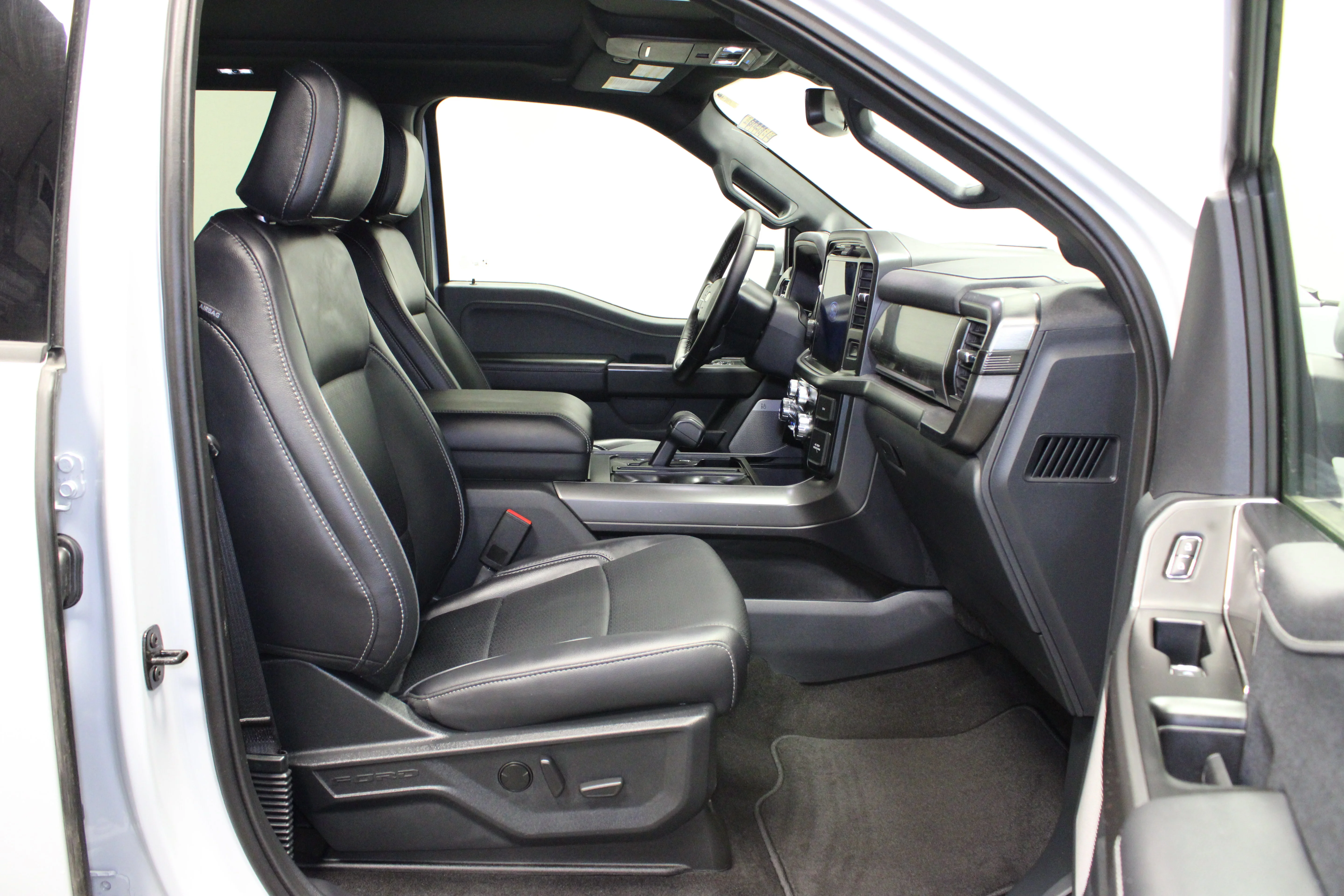 Used 2025 Space White Metallic Ford LARIAT image 19