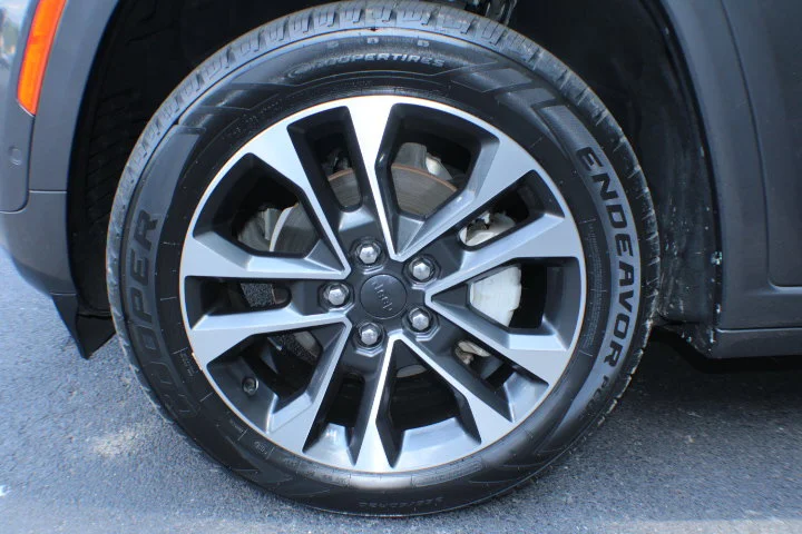 Used 2022 Gray Jeep Overland 4x4 image 5