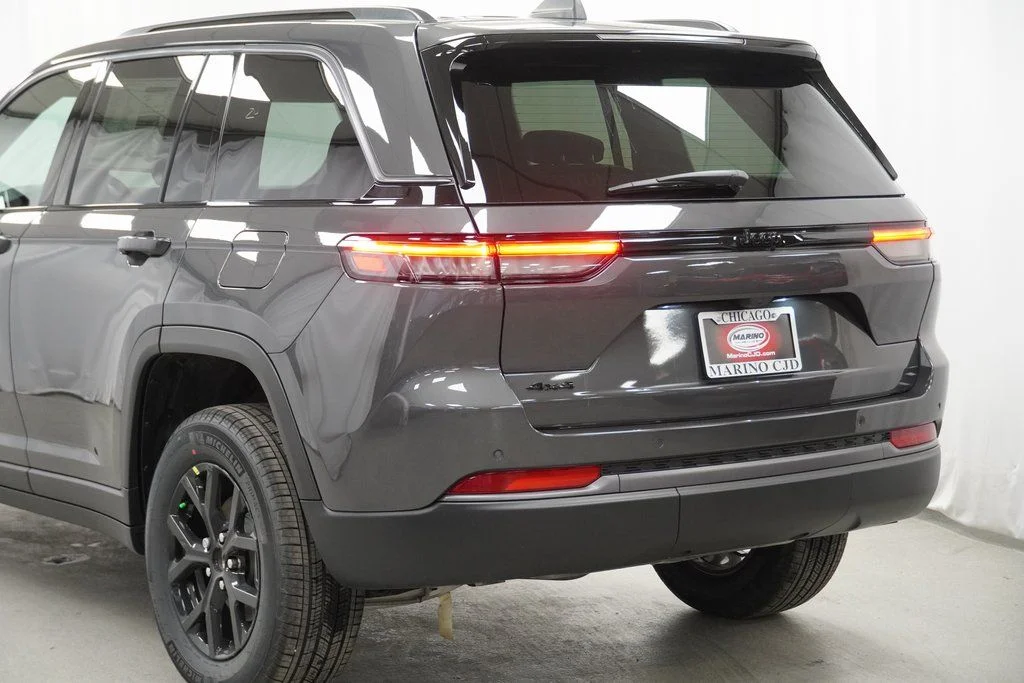 New 2026 Baltic Gray Metallic Clear-Coat Exterior Paint Jeep Laredo Altitude image 12