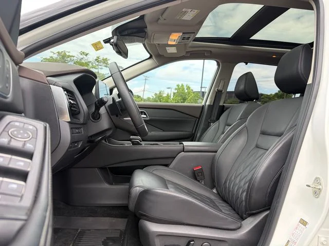 Used 2021 White Nissan Platinum image 27